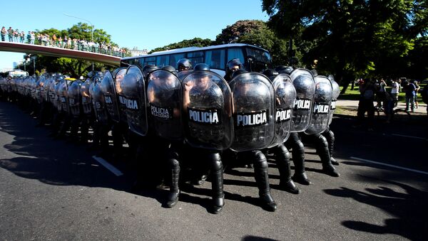 Riot police stand guard after clashes with protesters during a rally in support of Venezuelan President Nicolas Maduro outside the University of Buenos Aires' Law School, in Argentina, February 5, 2019 - Sputnik International