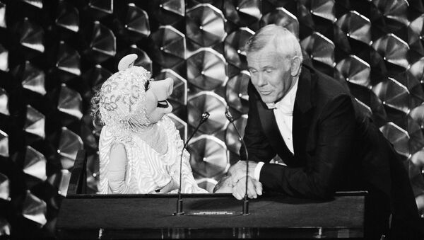 Host of the Academy Awards, Johnny Carson, gets an earful from Muppet character Miss Piggy as she vents her displeasure at not having been nominated for the 52nd Oscars in Los Angeles, Monday, 14 April 1980.  - Sputnik International