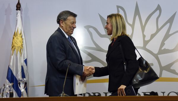 Uruguay's Foreign Affairs Minister Rodolfo Nin, left, and European Union foreign policy chief Federica Mogherini shake hands at the end of an “International Contact Group” meeting regarding the ongoing Venezuelan crisis, in Montevideo, Uruguay,Thursday, Feb. 7, 2019. Uruguayan President Tabare Vazquez is leading the meeting attended by leaders of 14 countries, including Spain, Italy, Portugal and Sweden. - Sputnik International