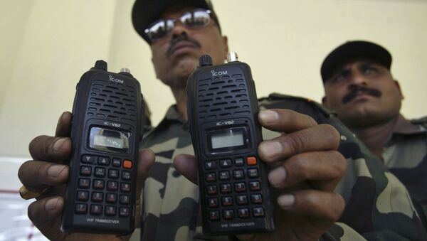 An Indian army officer displays satellite phones at Nagrota military station on the outskirts of Jammu, India, Monday, March 29, 2010 - Sputnik International