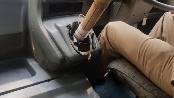 Bus driver uses bamboo as gear stick - Sputnik International