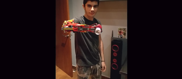 Andorran teen David Aguilar demonstrating the prosthetic Lego arm he built for himself - Sputnik International