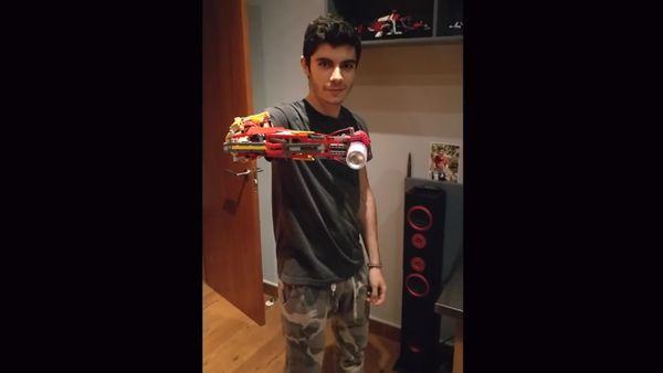 Andorran teen David Aguilar demonstrating the prosthetic Lego arm he built for himself - Sputnik International