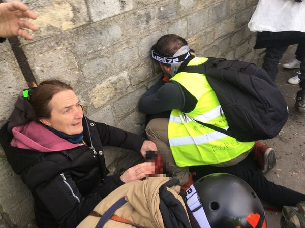 Yellow Vests Protester Gets Hand Blown off by Grenade in Paris Yellow Vests Protester Gets Hand Blown off by Grenade in Paris - Sputnik International