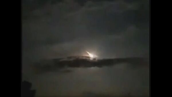A bright object, possibly a meteorite, flying in the night sky over Venezuela - Sputnik International