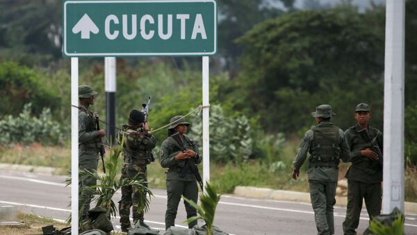 Venezuelan Army Soldiers Stand at Tienditas International Bridge - Sputnik International