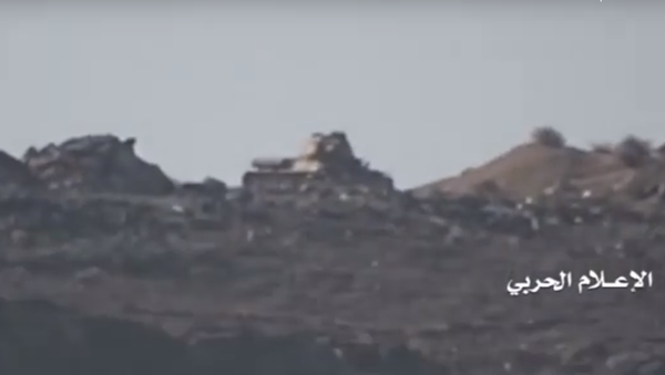 Yemeni government forces T-34-85 fired upon by Houthi militia. - Sputnik International