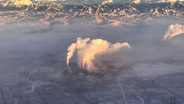 smoke stacks near the city of Urumqi China's northwestern region of Xinjiang - Sputnik International