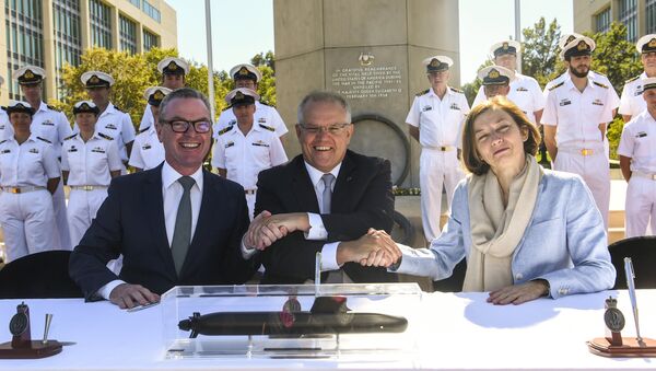 (L-R) Australian Defence Minister Christopher Pyne, Australian Prime Minister Scott Morrision and French Defence Minister Florence Parly shake hands after signing the Attack class submarine Strategic Partnering Agreement in Canberra, Australia, February 11, 2019 - Sputnik International