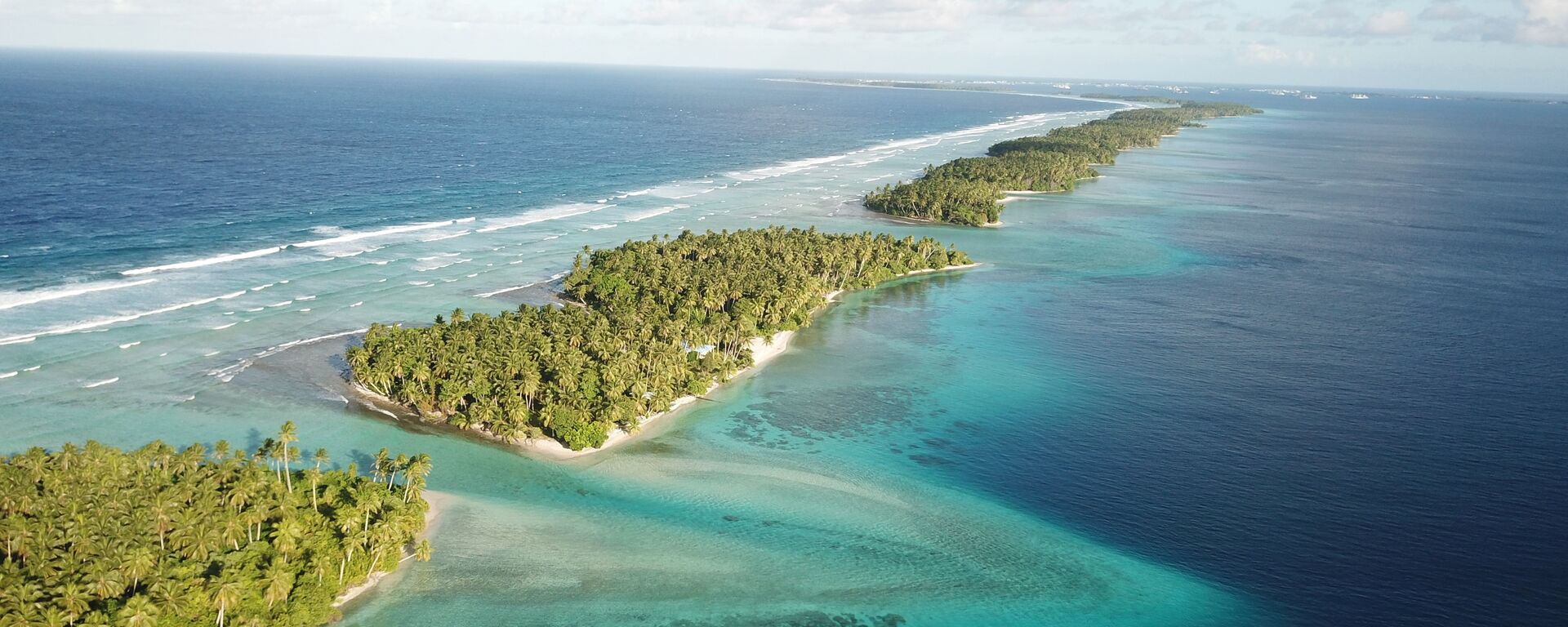 This Oct. 23, 2017 aerial photo shows the thin strip of coral atolls separating the ocean from the lagoon in Majuro, Marshall Islands - Sputnik International, 1920, 02.04.2021