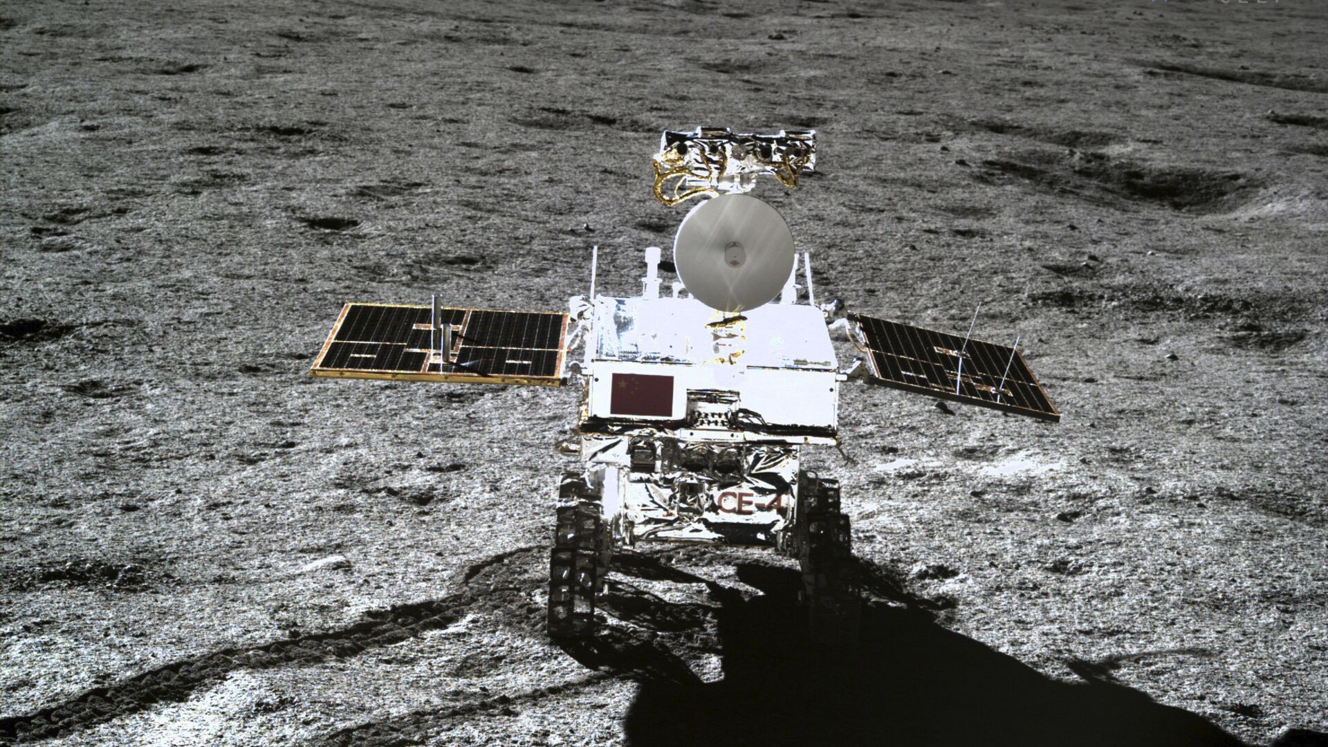 In this photo provided Jan. 12, 2019, by China National Space Administration via Xinhua News Agency, the rover Yutu-2 is seen in a photo taken by the lander of the Chang'e-4 probe on Jan. 11, 2019 - Sputnik International, 1920, 10.12.2021