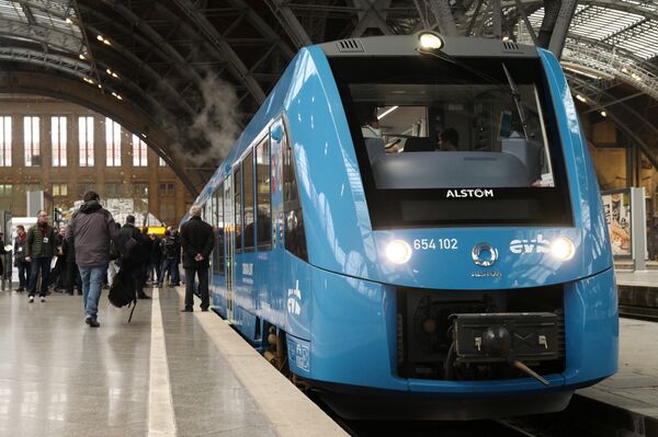 A hydrogen-powered train, built by Alstom, at Leipzig station in Germany - Sputnik International
