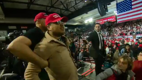 BBC cameraman attack at a Trump rally in El Paso, Texas - Sputnik International