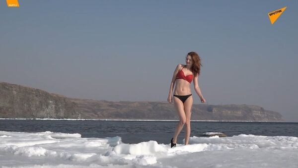 Russia: Fearless Female Swimmers Plunge Into Freezing Sea at Vladivostok - Sputnik International
