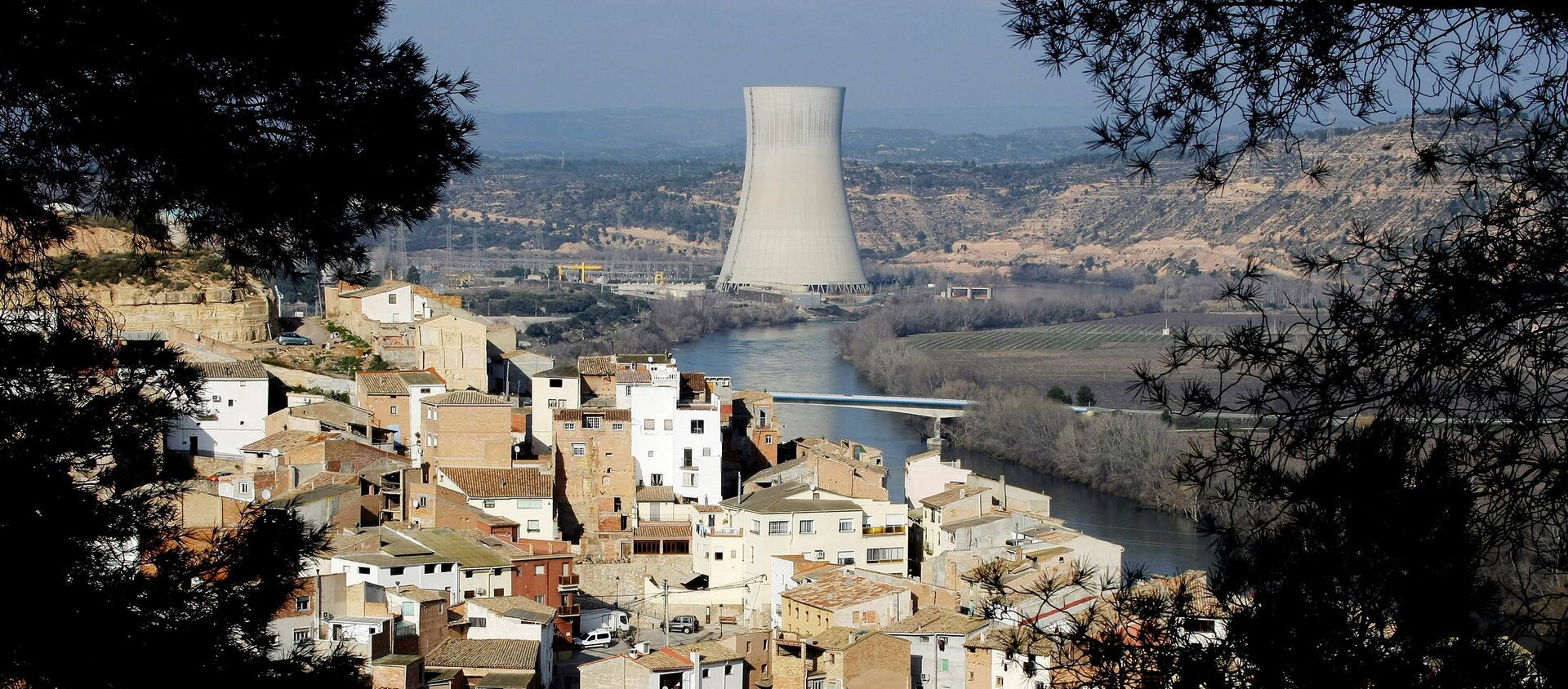 FILE PHOTO: A view of Asco village and a nuclear plant, which uses the waters of the Ebro river water to cool it, in Asco near Tarragona January 27, 2010. - Sputnik International, 1920, 14.02.2019