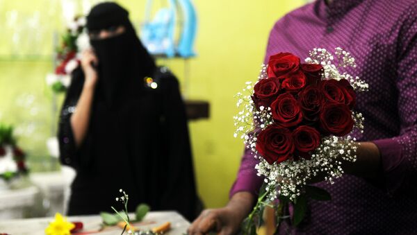 A florist prepares a Valentine's Day bouquet of flowers for a Saudi client at a flower shop in Jeddah on February 14, 2018 - Sputnik International