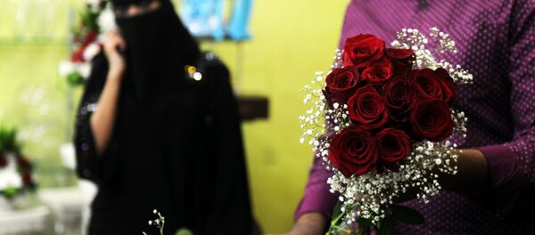 A florist prepares a Valentine's Day bouquet of flowers for a Saudi client at a flower shop in Jeddah on February 14, 2018 - Sputnik International