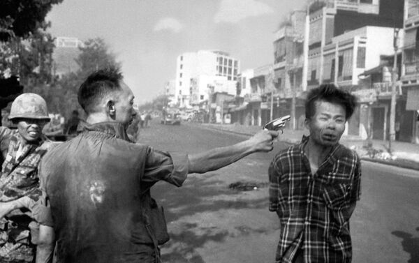 South Vietnamese General Nguyen Ngoc Loan, chief of the National Police, fires his pistol into the head of suspected Viet Cong officer Nguyen Van Lem (also known as Bay Lop) on a Saigon street, Feb. 1, 1968, early in the Tet Offensive - Sputnik International
