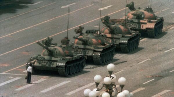 A Chinese man stands alone to block a line of tanks heading east on Beijing's Cangan Blvd. in Tiananmen Square on June 5, 1989 - Sputnik International
