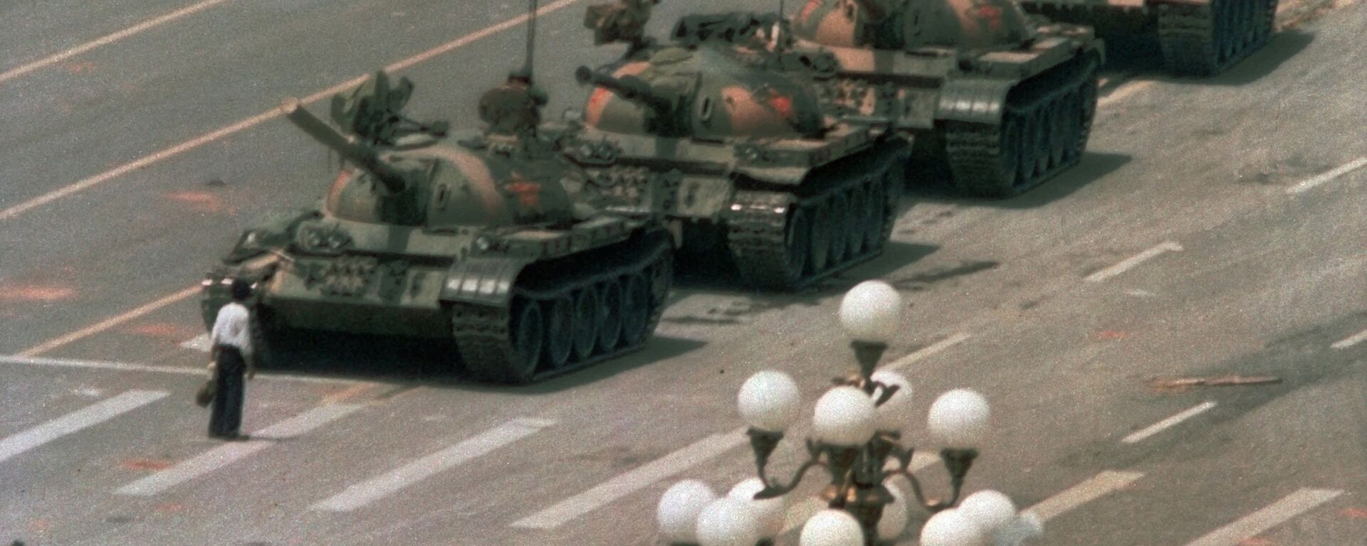 A Chinese man stands alone to block a line of tanks heading east on Beijing's Cangan Blvd. in Tiananmen Square on June 5, 1989 - Sputnik International, 1920, 05.06.2021