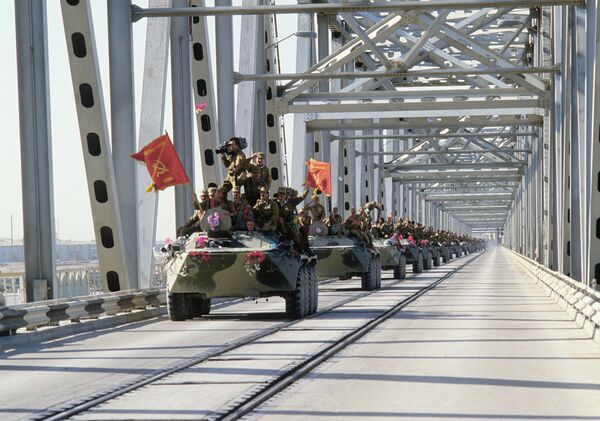 Gradual withdrawal of limited contingent of Soviet forces from the Democratic Republic of Afghanistan (the Islamic Republic of Afghanistan). A column of armored vehicles crosses the Afghan-Soviet border on the Friendship Bridge over the Amu Darya River. - Sputnik International