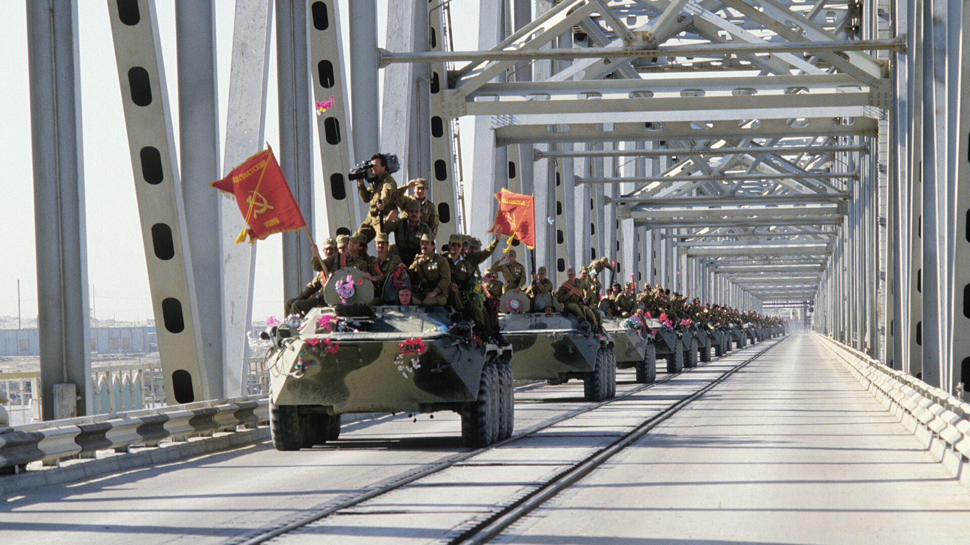 Gradual withdrawal of limited contingent of Soviet forces from the Democratic Republic of Afghanistan (the Islamic Republic of Afghanistan). A column of armored vehicles crosses the Afghan-Soviet border on the Friendship Bridge over the Amu Darya River. - Sputnik International, 1920, 18.08.2021
