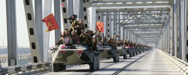 Gradual withdrawal of limited contingent of Soviet forces from the Democratic Republic of Afghanistan (the Islamic Republic of Afghanistan). A column of armored vehicles crosses the Afghan-Soviet border on the Friendship Bridge over the Amu Darya River. - Sputnik International