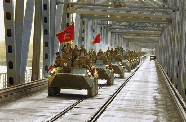 Armoured Vehicles crossing a bridge in the Uzbek city of Termez near the Soviet-Afghan border - Sputnik International