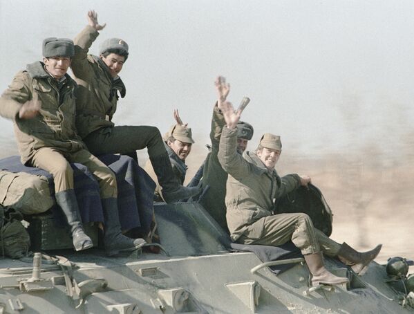 Soviet troops on the way home. 14 February 1989. - Sputnik International