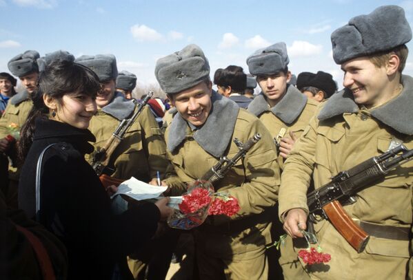 Welcome home ceremony in the Uzbek city of Termez for Soviet soldiers returning from Afghanistan - Sputnik International