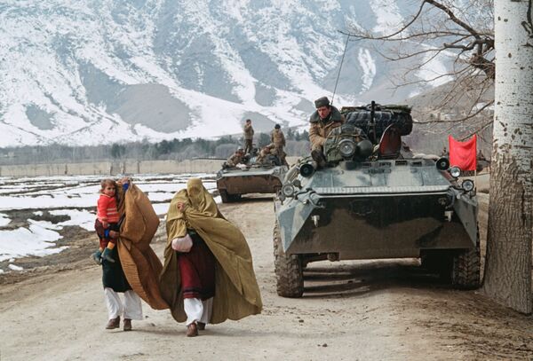 The first colum of Soviet troops crossing Salang Pass on the road home. - Sputnik International