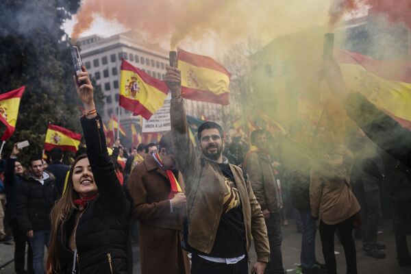 Spanish Pro-union Rally Demonstrators Gather at the Plaza de Colon in Madrid - Sputnik International