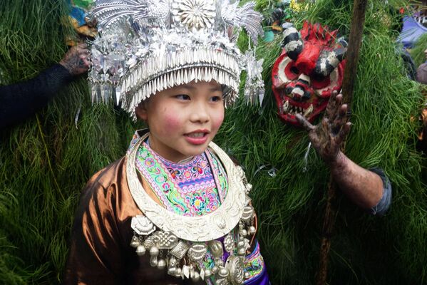 Ethnic Miao Woman Poses with Ethnic Miao Men Dressed as Manghao - Sputnik International