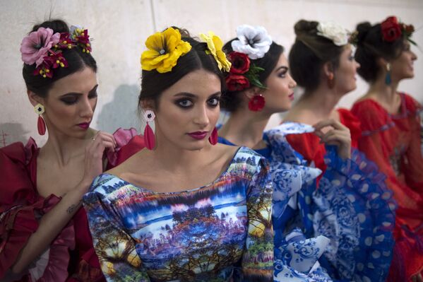 Models Wait Backstage During Flamenco Fashion Show in Seville - Sputnik International