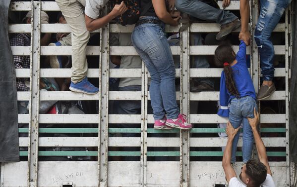 Venezuelan Migrants Climb onto a Truck on the Road from Cucuta to Pamplona - Sputnik International