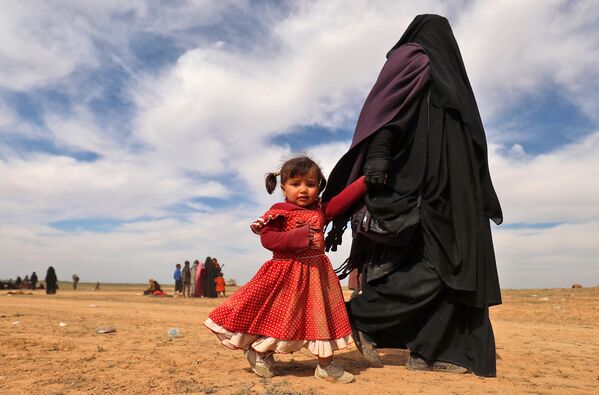 A Refugee With Her Daughter in Syria - Sputnik International