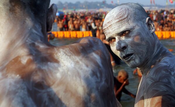 A Pilgrim During the Pitcher Festival in Prayagraj, India - Sputnik International