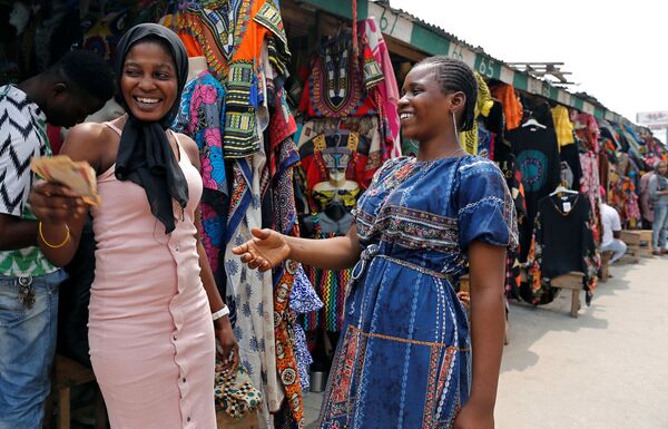 Clothes Sellers Exchange Money in Marina, Nigeria - Sputnik International