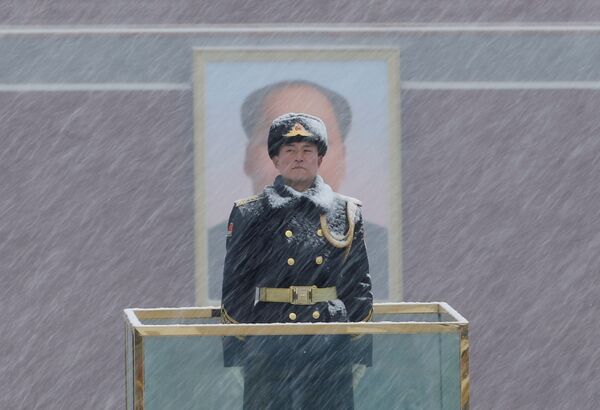 A Paramilitary Officer Stands Guard in Front of a Portrait of the Late Mao Zedong - Sputnik International
