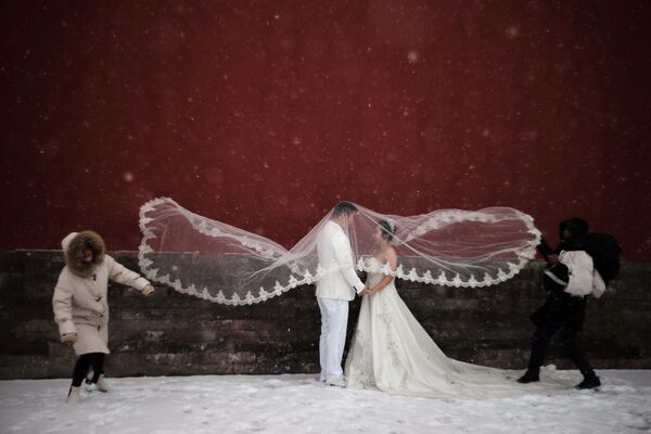 A Wedding Photoshoot During Snowfall in Beijing, China - Sputnik International