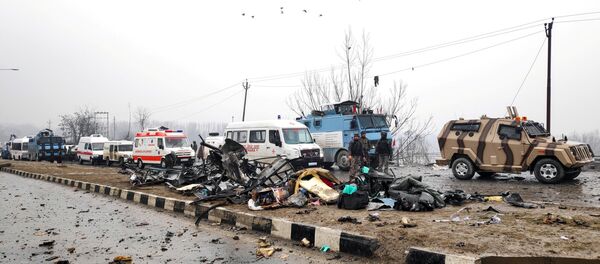 Indian soldiers examine the debris after an explosion in Lethpora in south Kashmir's Pulwama district February 14, 2019 Indian soldiers examine the debris after an explosion in Lethpora in south Kashmir's Pulwama district February 14, 2019 - Sputnik International