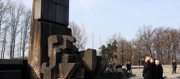 US Vice President Mike Pence with his wife Karen and Poland's President Andrzej Duda with first lady Agata Kornhauser-Duda stand at the Monument to the Victims at the former Nazi German concentration and extermination camp Auschwitz II-Birkenau, near Oswiecim, Poland, February 15, 2019. - Sputnik International