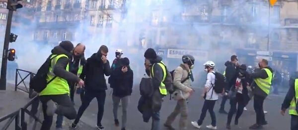 Police Reportedly Begin Using Tear Gas on Yellow Vests Protesters - Sputnik International