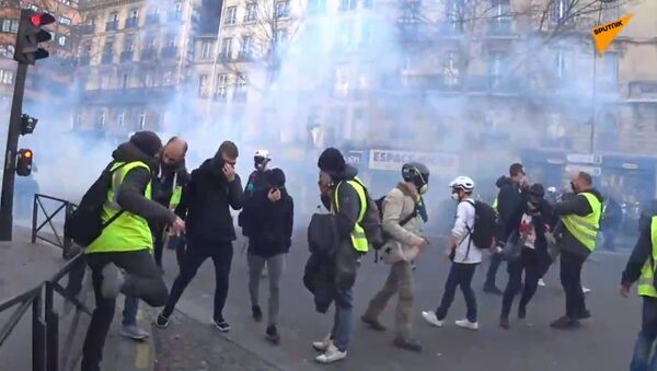 Police Reportedly Begin Using Tear Gas on Yellow Vests Protesters - Sputnik International