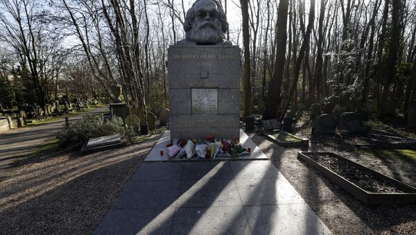 Karl Marx Grave in Highgate Cemetery in London - Sputnik International