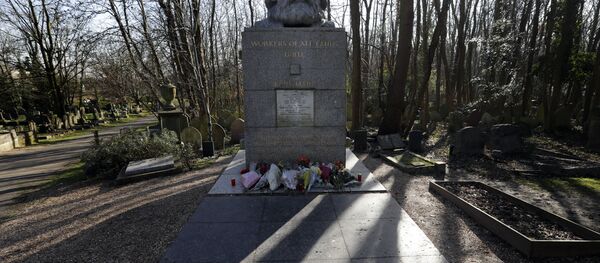 Karl Marx Grave in Highgate Cemetery in London Karl Marx Grave in Highgate Cemetery in London - Sputnik International