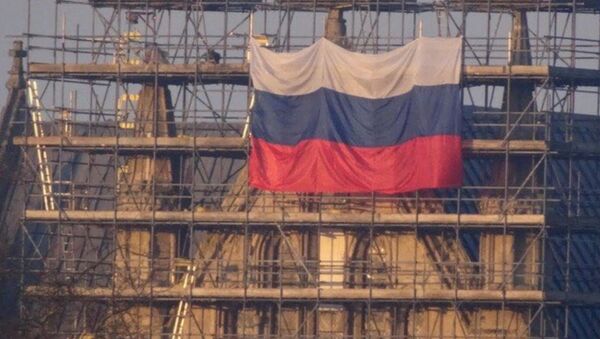 Russian Flag Unfurled on Salisbury Cathedral in UK - Sputnik International