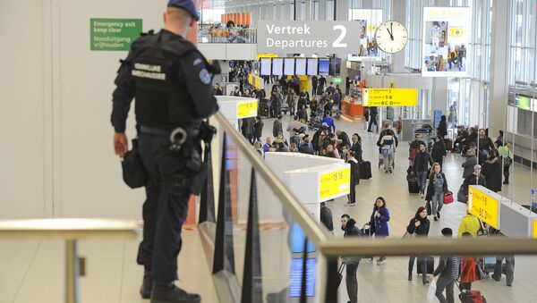 Dutch military police carries extra patrols at Schiphol Airport in Amsterdam (File) - Sputnik International