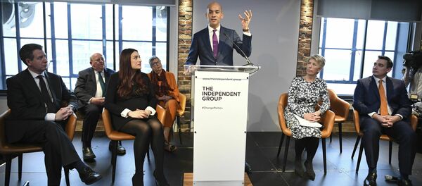 Labour MP Chuka Umunna, center, speaks to the media during a press conference with a group of six other Labour MPs, in London, Monday, Feb. 18, 2019. - Sputnik International