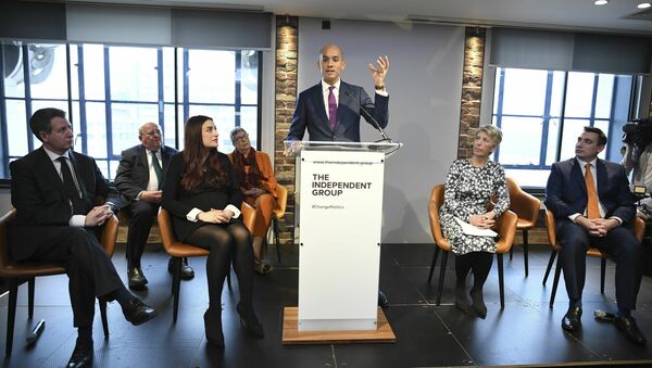 Labour MP Chuka Umunna, center, speaks to the media during a press conference with a group of six other Labour MPs, in London, Monday, Feb. 18, 2019. - Sputnik International